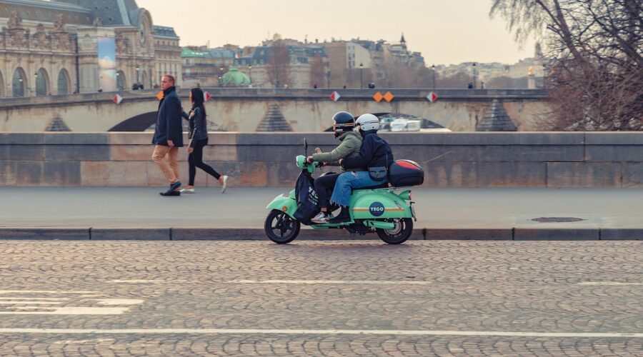 Faut-il investir dans un scooter électrique pour livrer ?