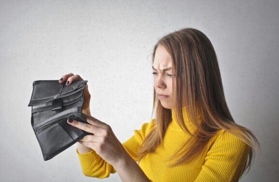 Une femme qui cherche dans son portefeuille